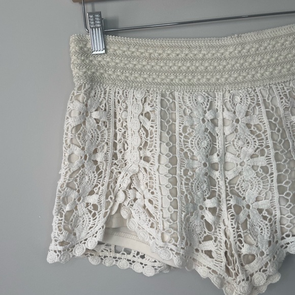 Full Tilt crochet two tone floral shorts large - Picture 2 of 9